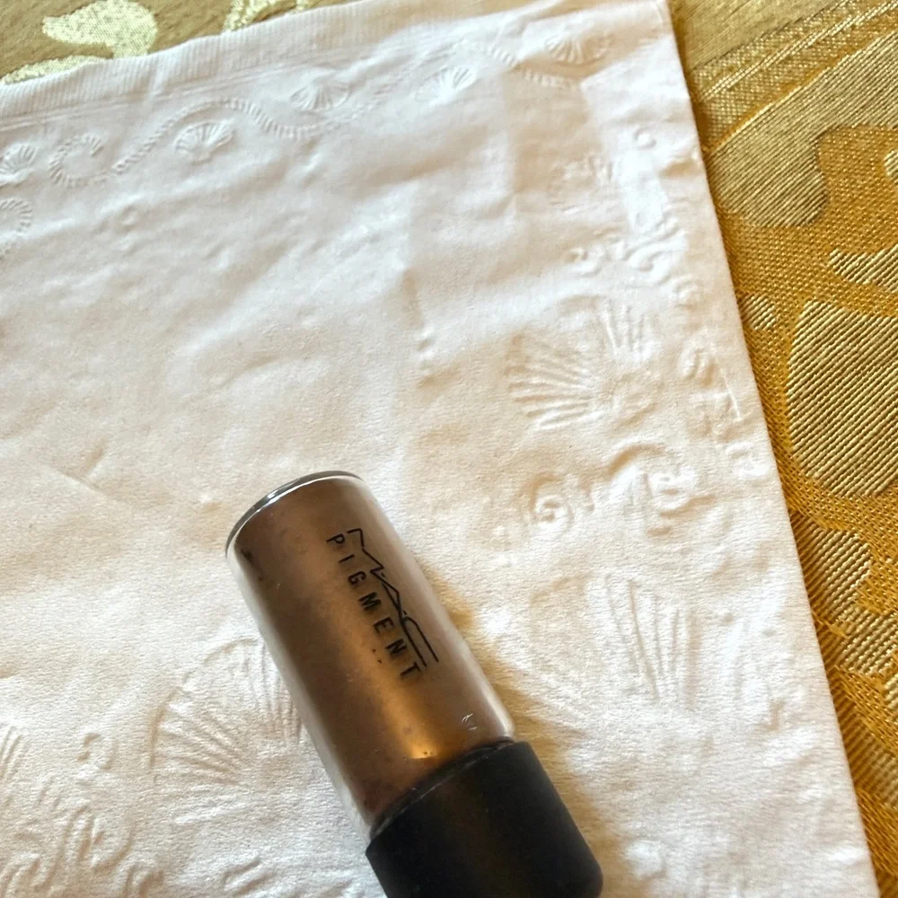 MAC Cosmetics achieve subtle